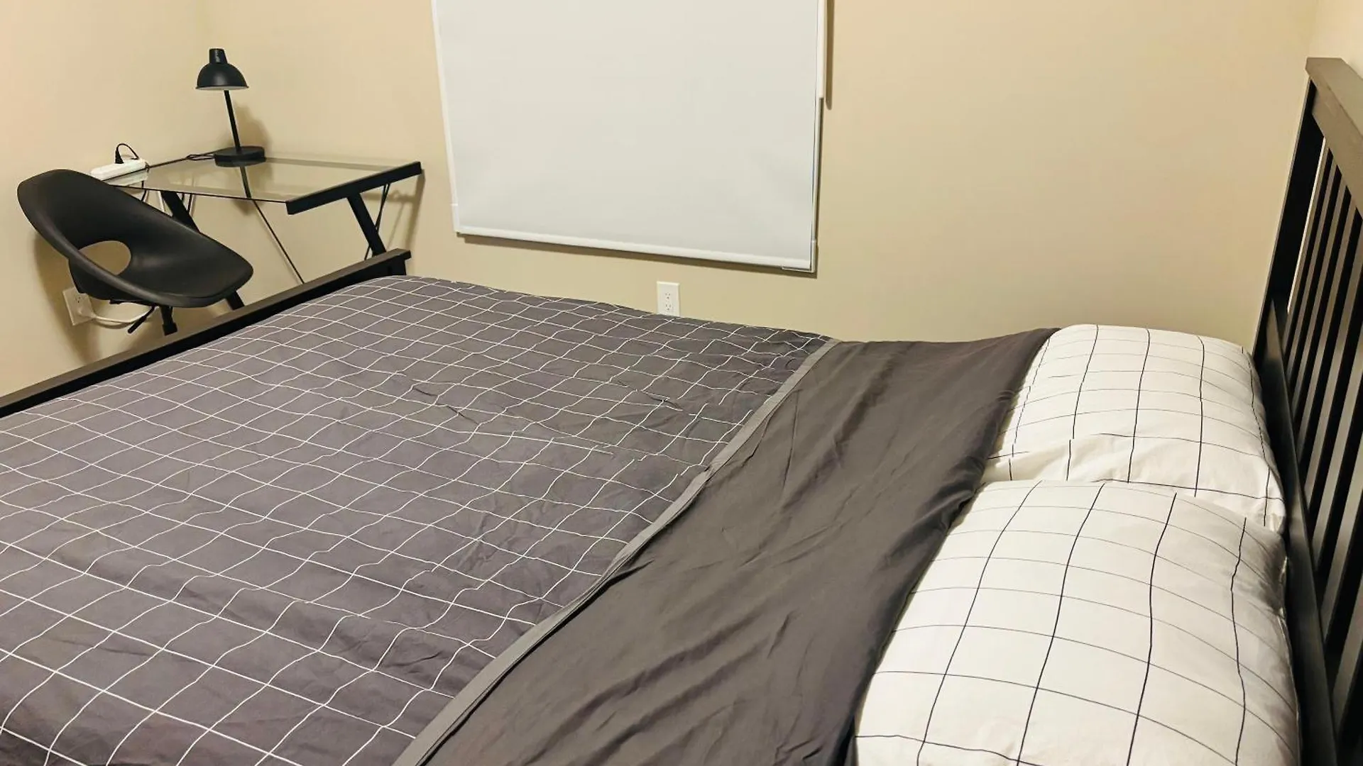 Main Floor 1 Bedroom Suite With Parking YYC 0*,  Kanada