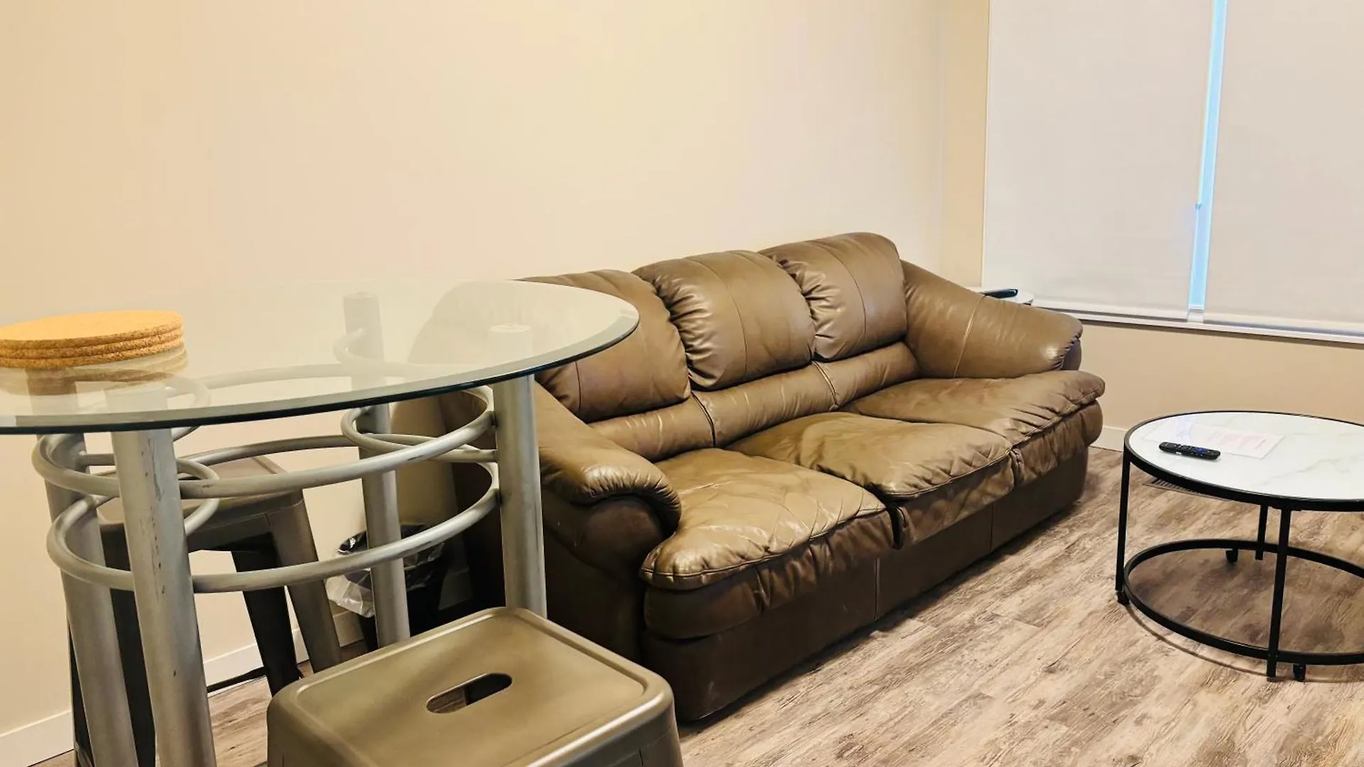 Main Floor 1 Bedroom Suite With Parking 卡加利 公寓