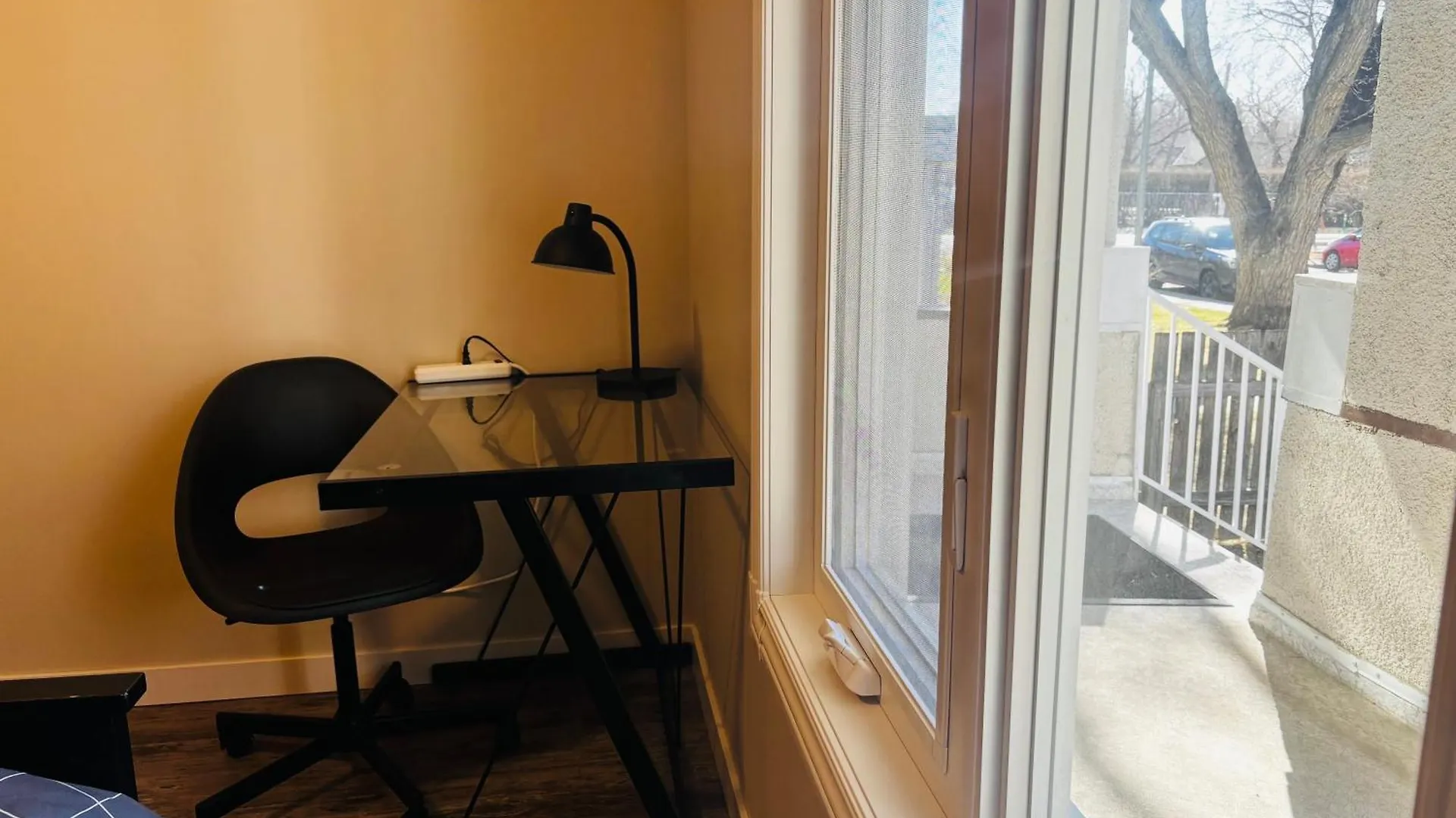 Main Floor 1 Bedroom Suite With Parking 卡加利